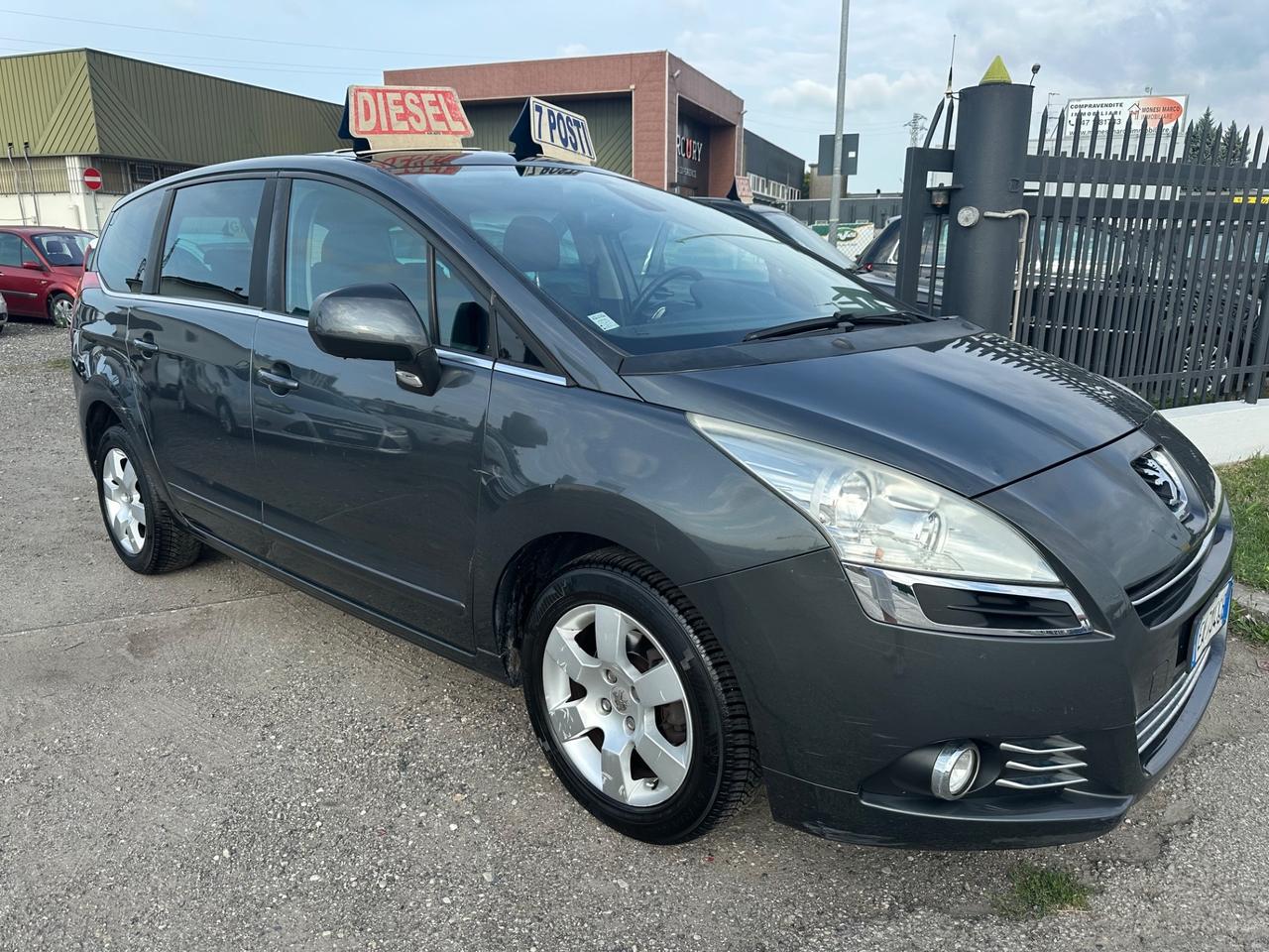 Peugeot 5008 1.6 HDi 110CV cambio robotizzato Tecno
