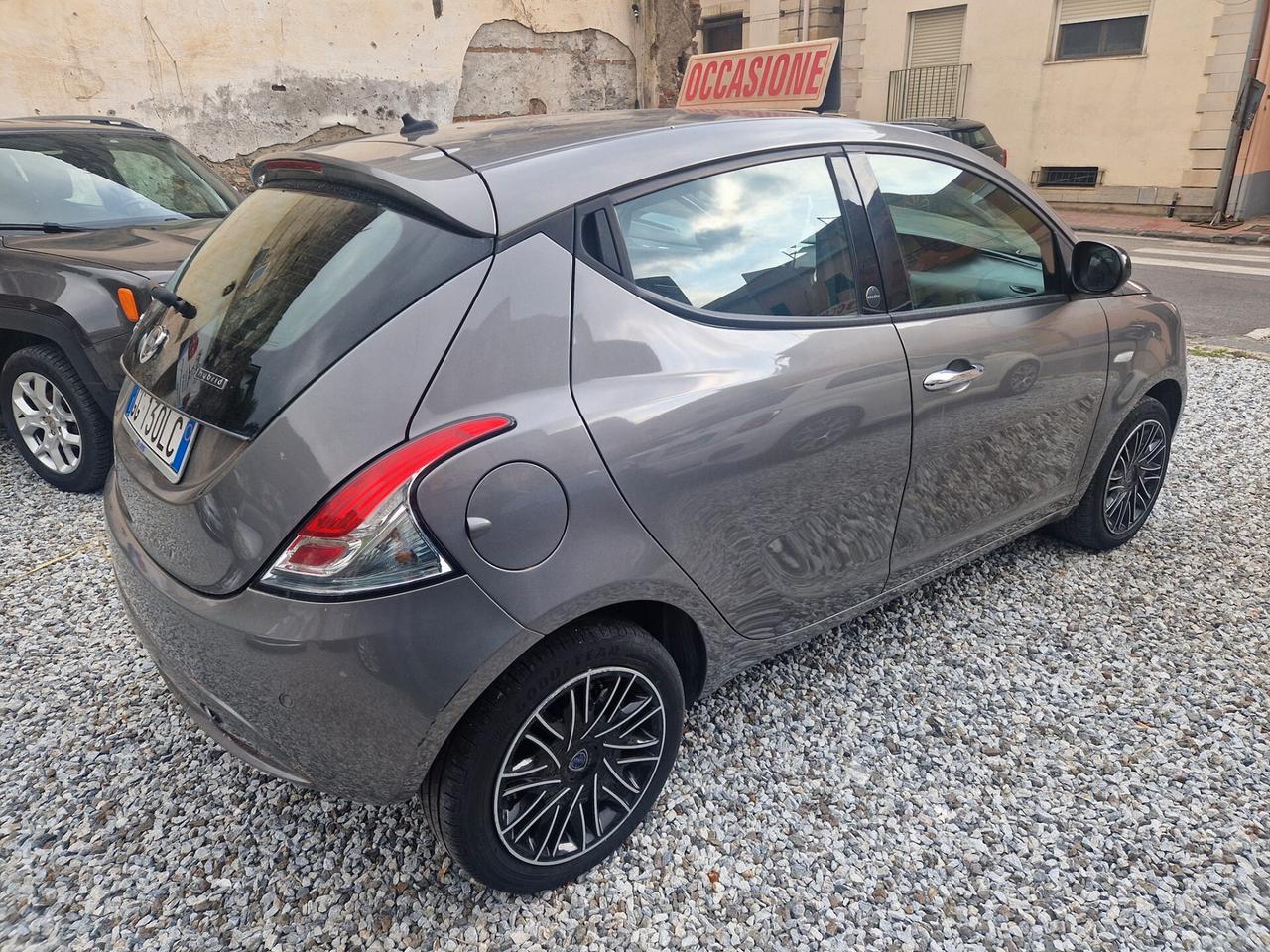 Lancia Ypsilon 1.0 FireFly 5 porte S&S Hybrid Ecochic Silver