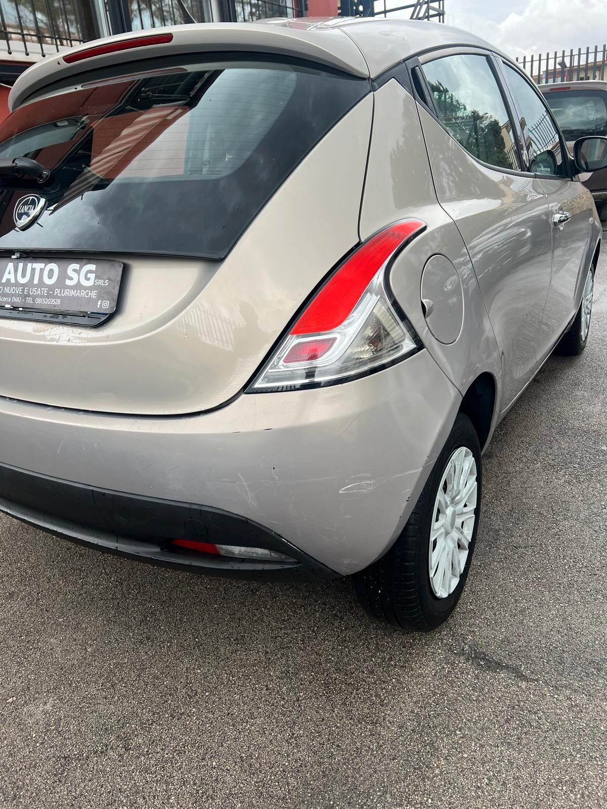 Lancia Ypsilon 0.9 TwinAir 85 CV 5 porte Metano Ecochic Silver