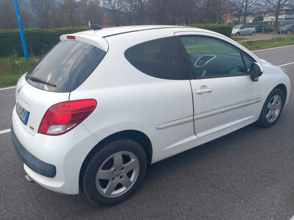 PEUGEOT 207 1,4 BENZINA- OK NEOPATENTATI
