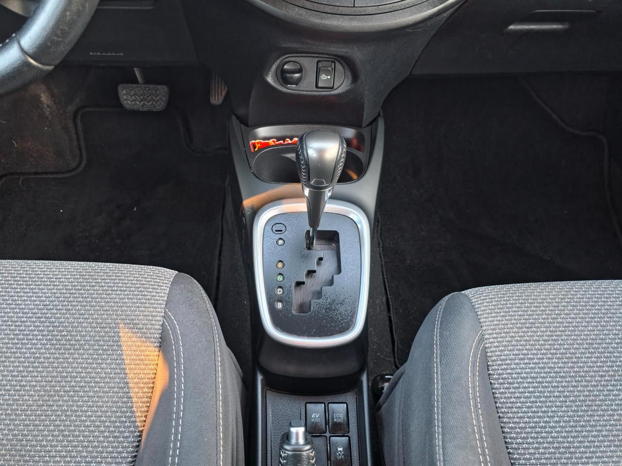 Toyota Yaris 1.5 Hybrid 5 porte Business 2016-E6B Automatico NEO