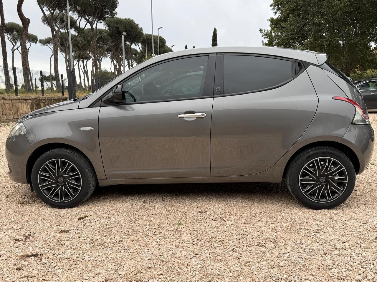 Lancia Ypsilon 1.0 FireFly 5 porte S&S Hybrid Ecochic Gold