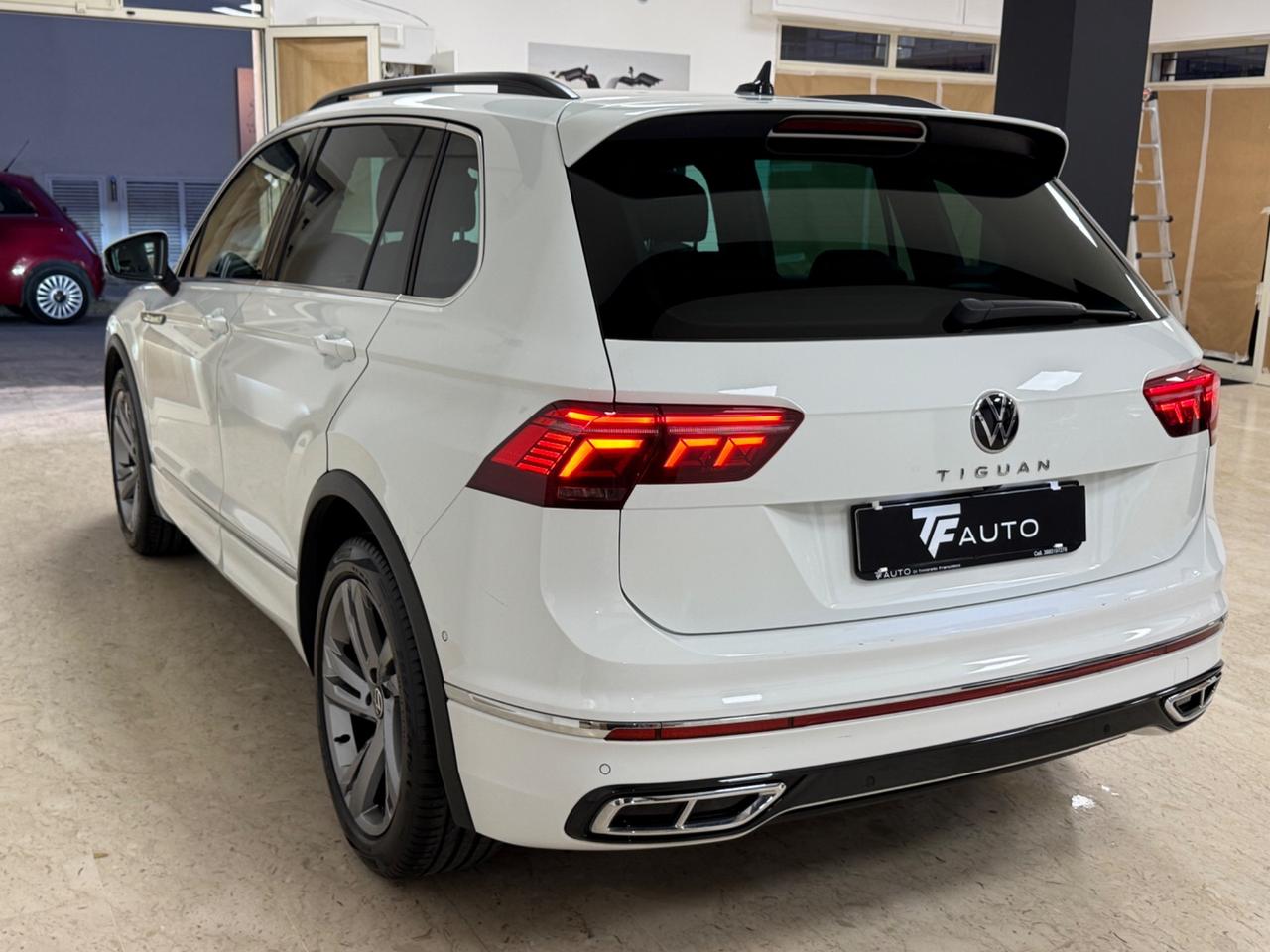 Volkswagen Tiguan 2.0 TDI 150 CV DSG R-Line retro camera, luci ambiente