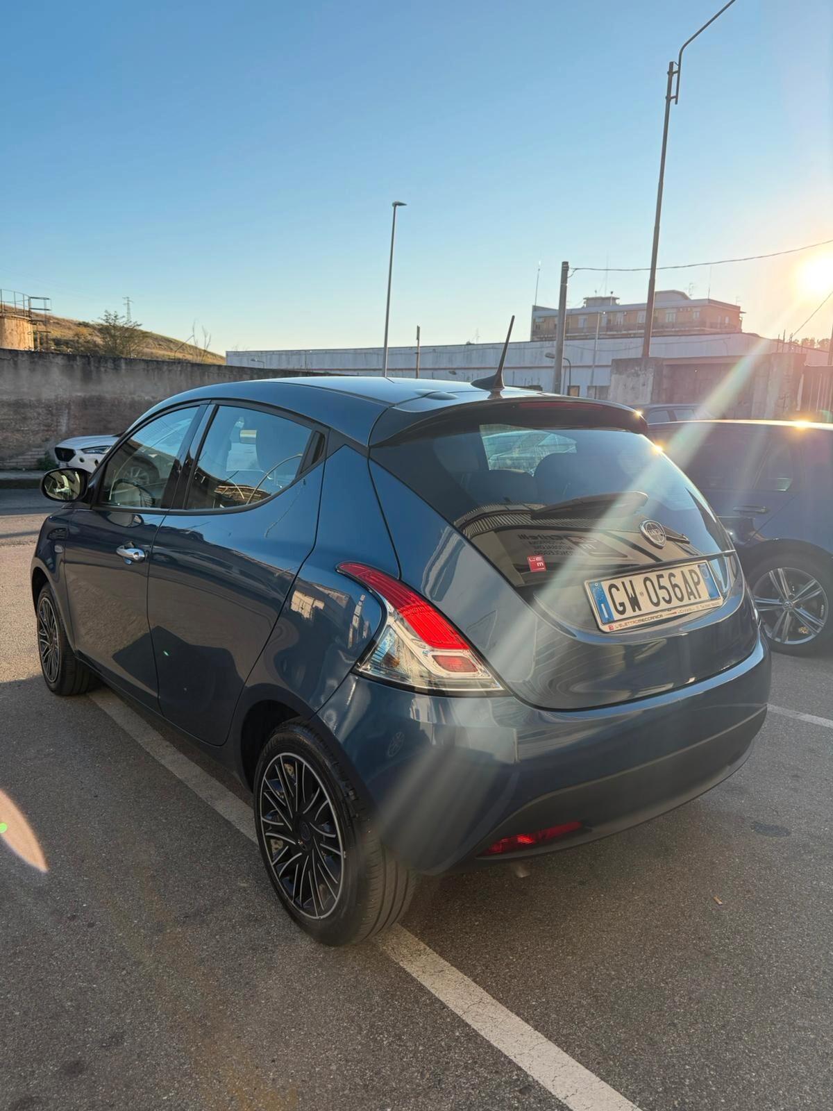 Lancia Ypsilon 1.0 FireFly 5 porte S&S Hybrid Platino