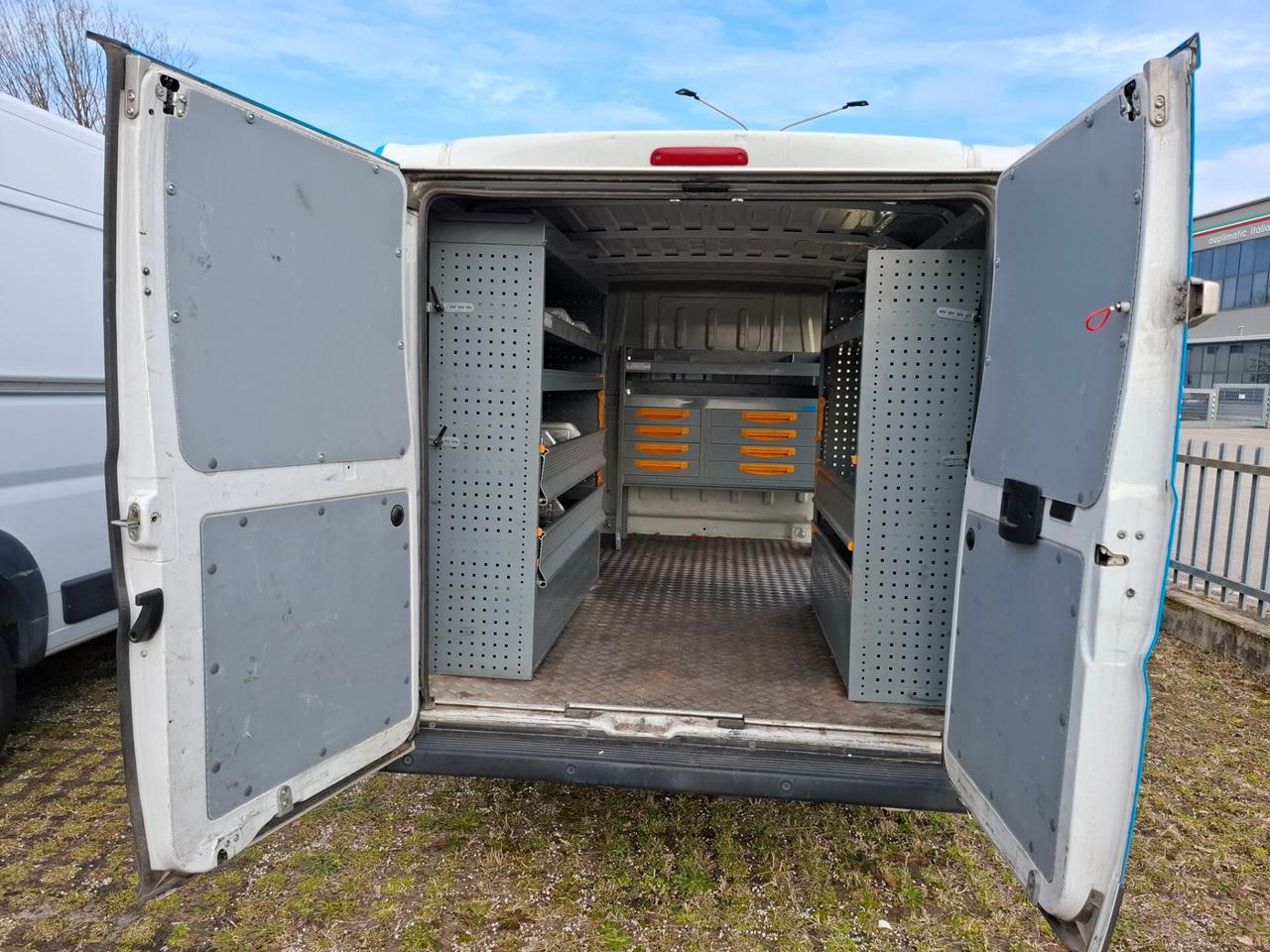 Fiat Ducato allestito con scaffali