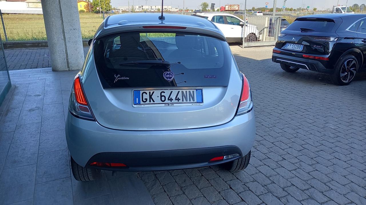 Lancia Ypsilon 1.0 FireFly 5 porte S&S Hybrid Silver