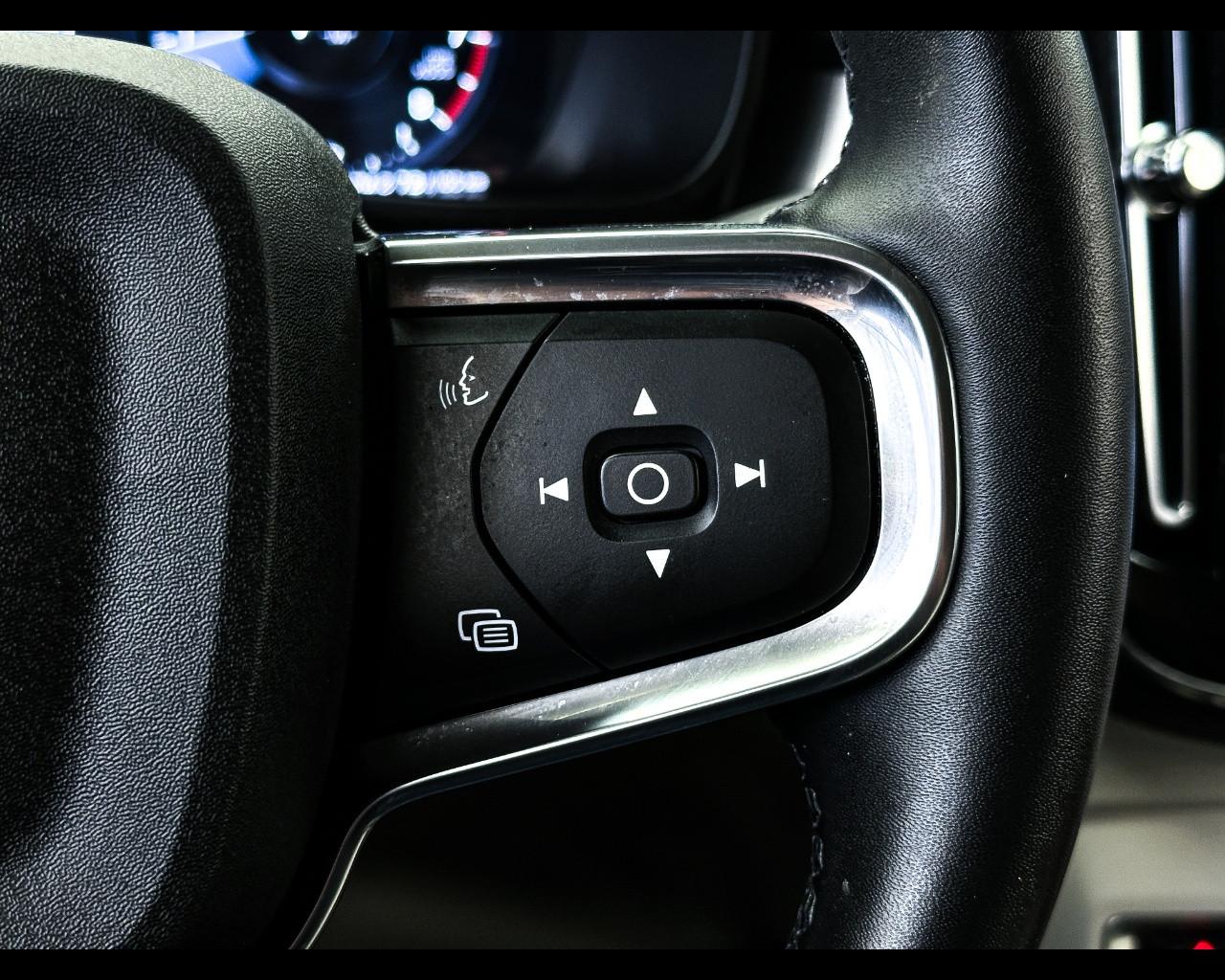 VOLVO XC40 (2017-->) - XC40 T2 Geartronic Momentum Pro N1
