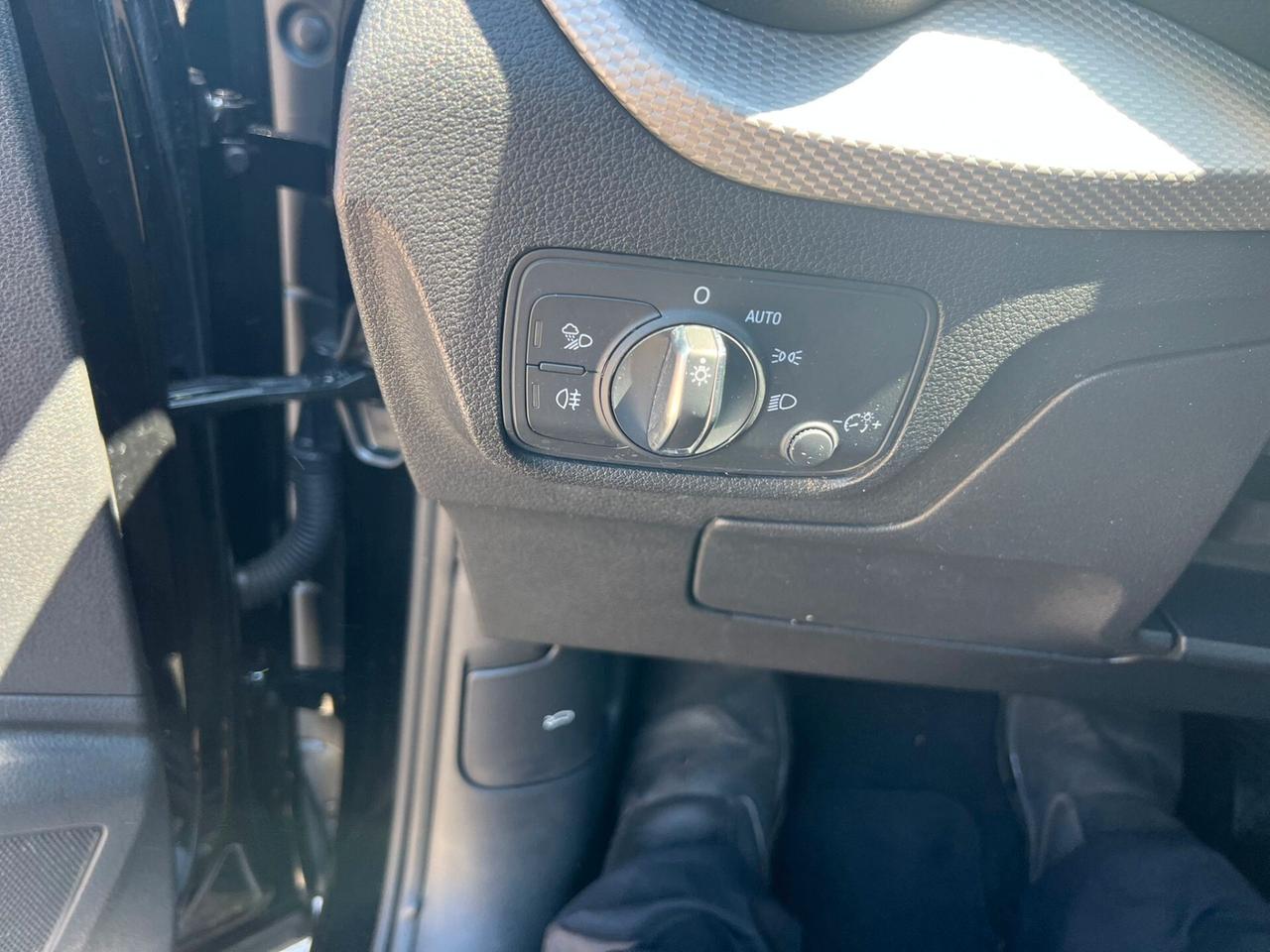 Audi Q2 30 TDI S tronic cockpit navigatore