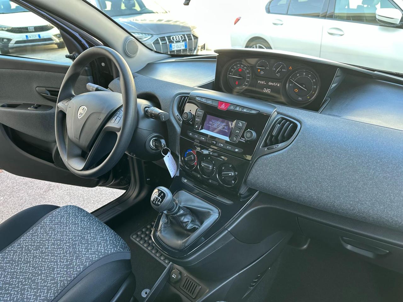 Lancia Ypsilon 1.0 firefly hybrid Silver s&s 70cv