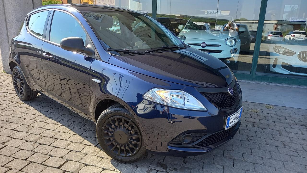 Lancia Ypsilon 1.0 FireFly 5 porte S&S Hybrid Ecochic Silver