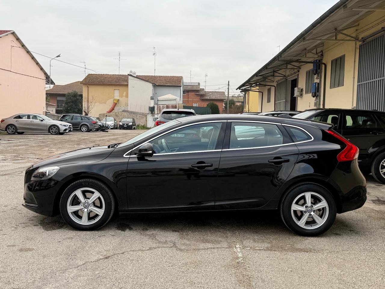 Volvo V40 120CV D2 R-design 2017 EURO6 Neopatentati