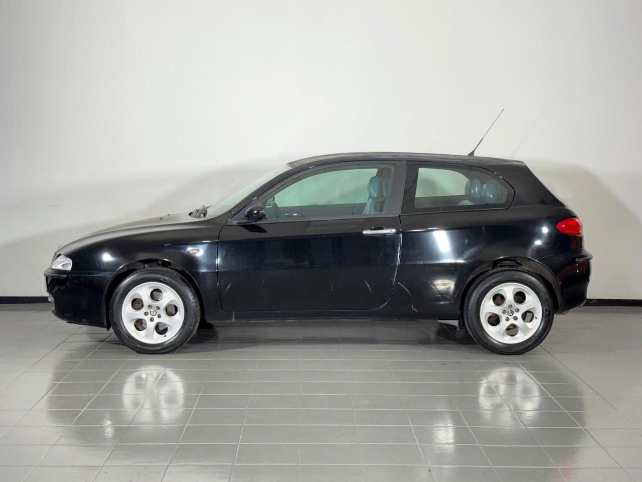 Alfa Romeo 147 1.6i 16V Twin Spark cat 3p. Distinctive