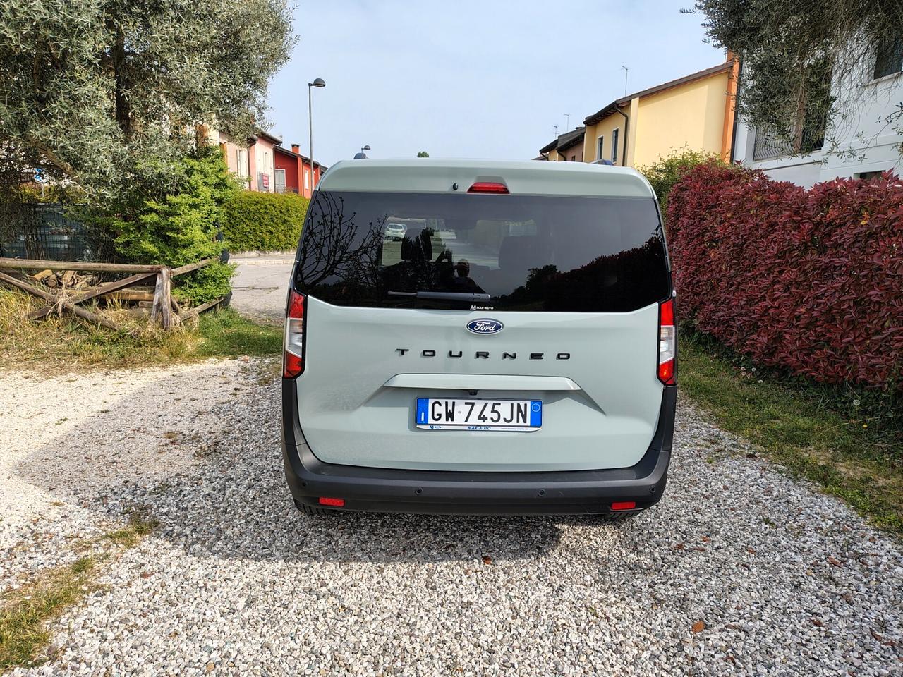 Ford Tourneo Courier 1.0 EcoBoost Titanium