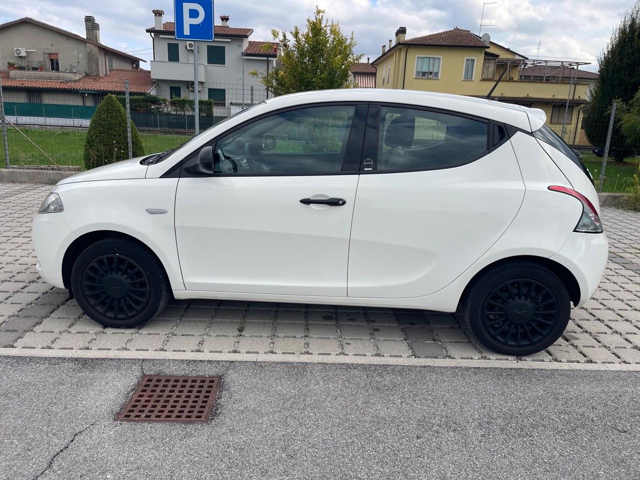 Lancia Ypsilon 1.0 FireFly 5 porte S&S Hybrid Ecochic Gold