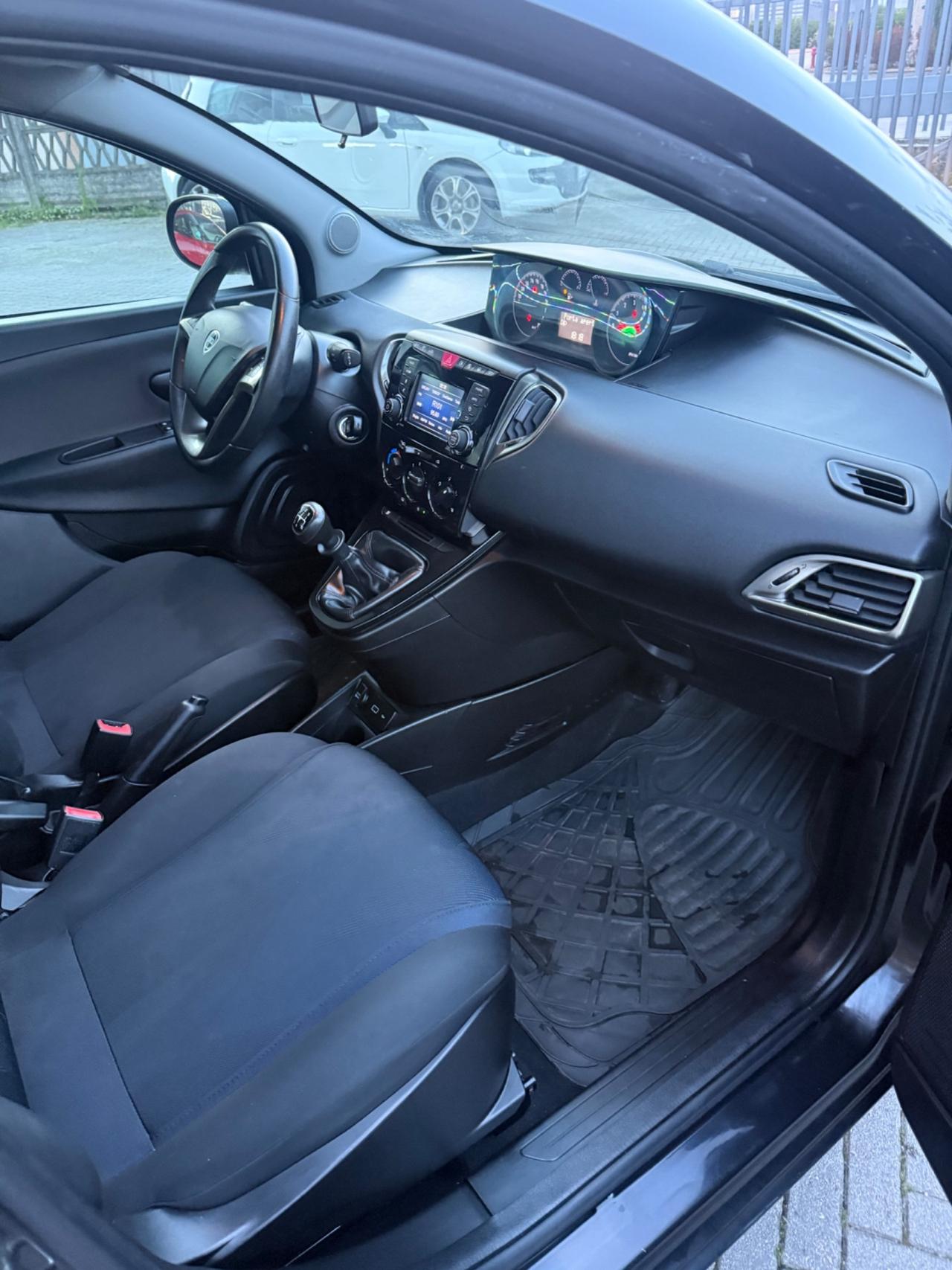 Lancia Ypsilon 1.2 69 CV 5 porte S&S Platinum