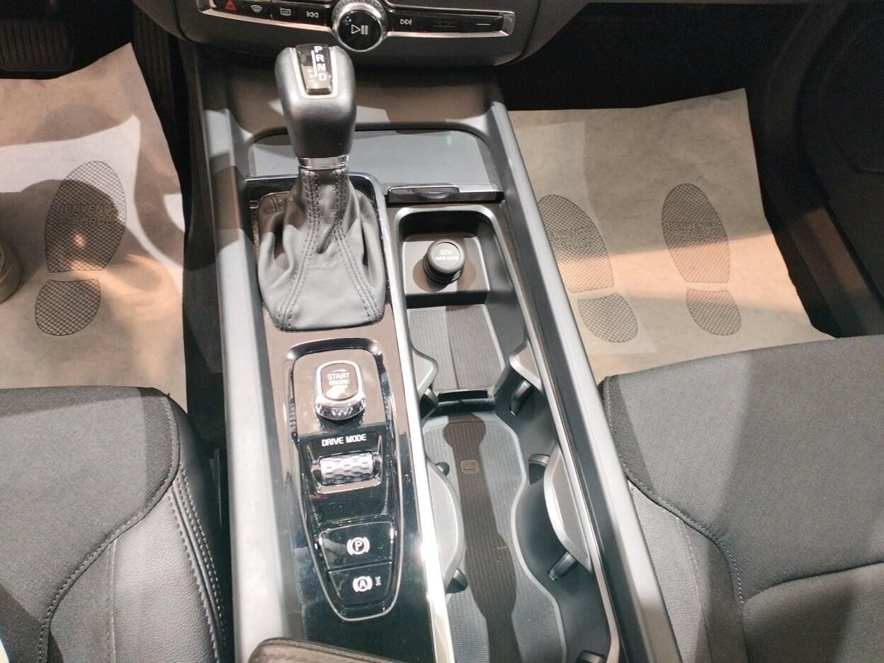 VOLVO XC60 (2017-->) XC60 D4 Geartronic Business