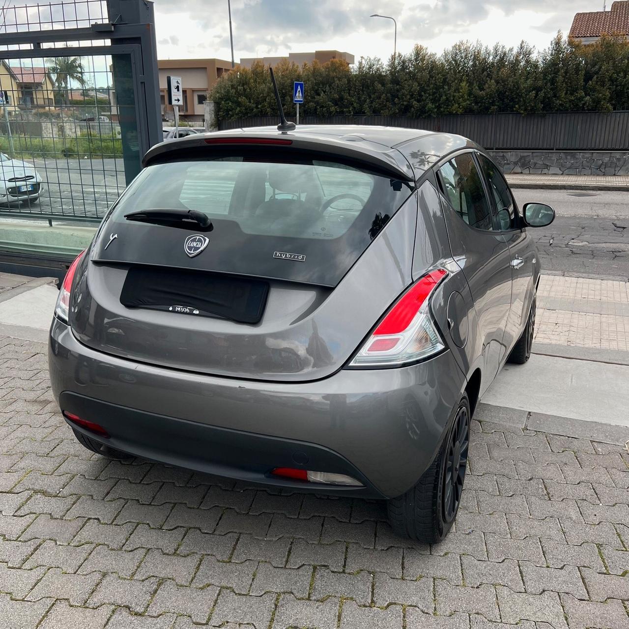 Lancia Ypsilon 1.0 FireFly 5 porte S&S Hybrid Alberta Ferretti