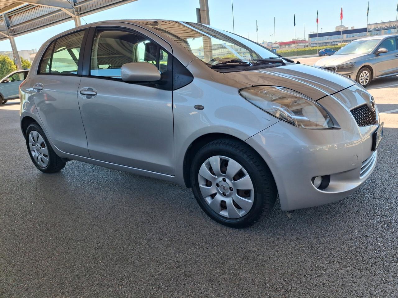 Toyota Yaris 1.3 5 porte Sol-BENZINA-