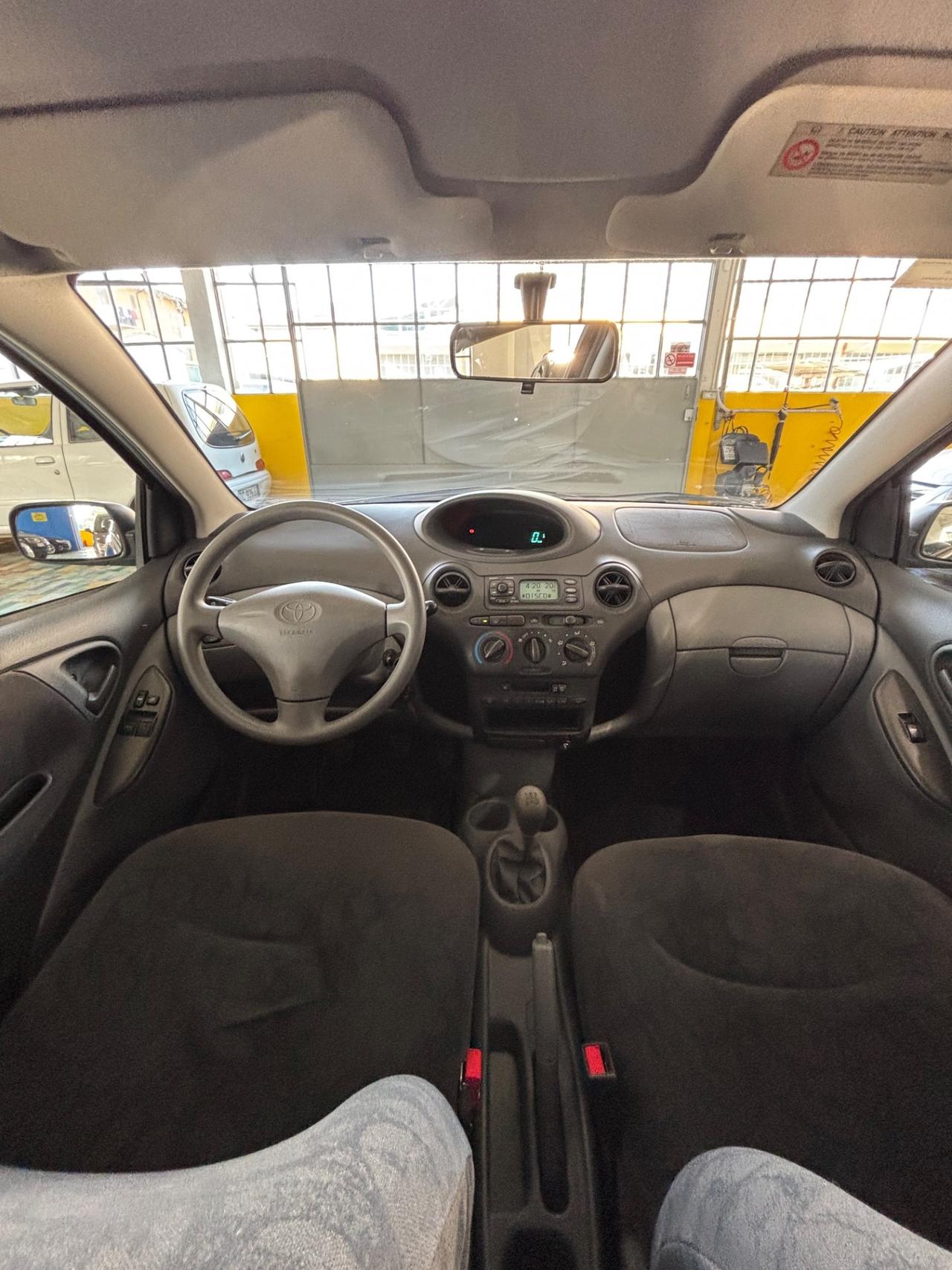 Toyota Yaris 1.0i 16V SOLO 9 MILA KM!!!