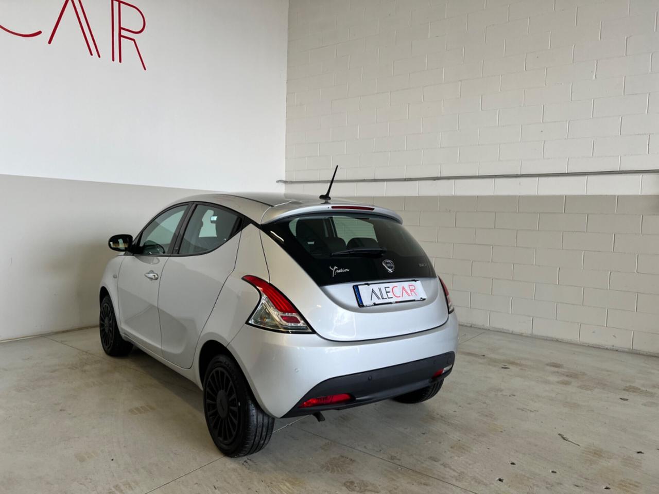 Lancia Ypsilon 1.0 FireFly 5 porte S&S Hybrid Ecochic Silver x Neopatentati