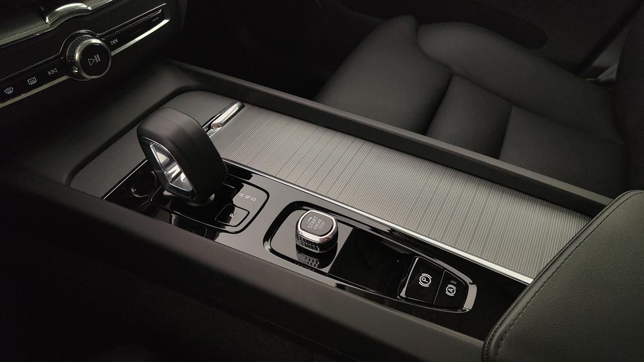 VOLVO XC60 2.0 b4 Plus Dark auto