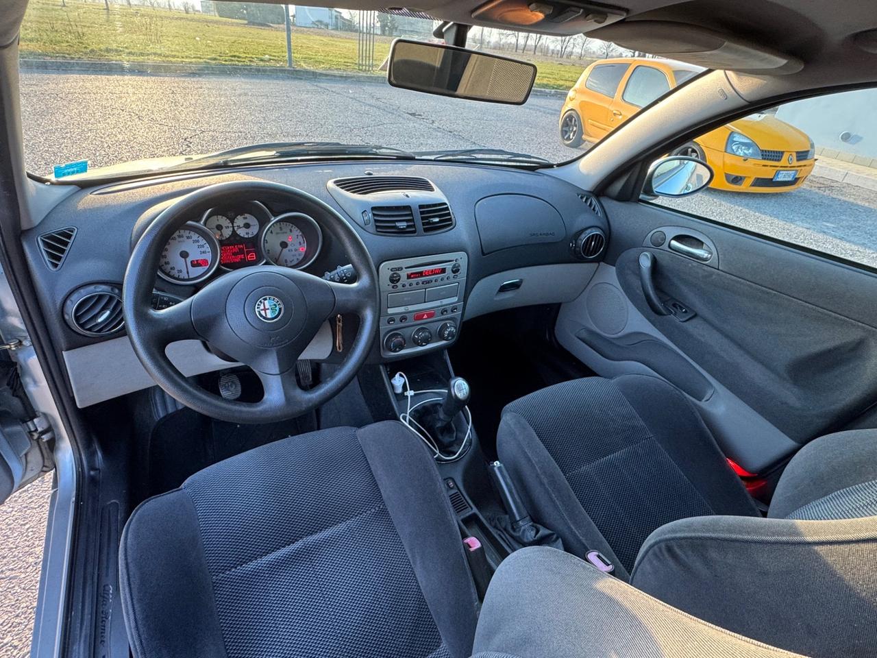 Alfa Romeo 147 1.6i 16V Twin Spark cat 5p. Distinctive