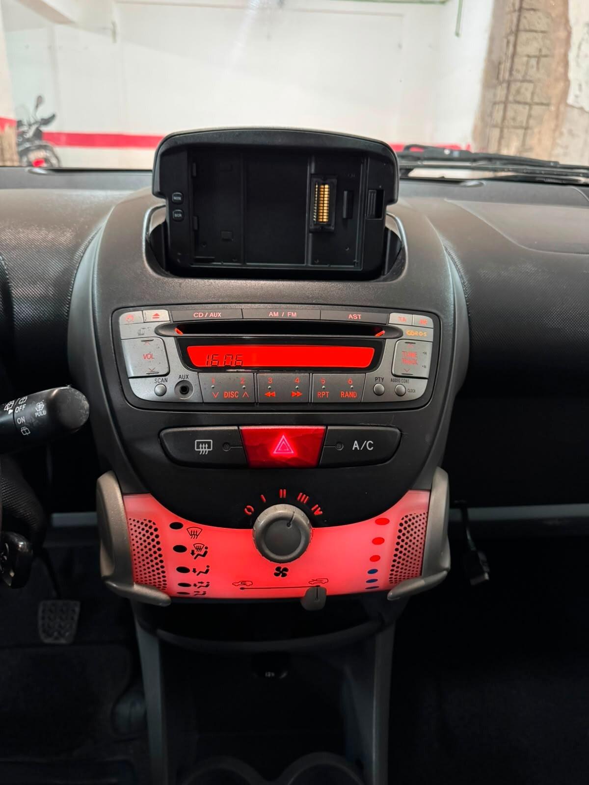 TOYOTA AYGO 1.0 CONNECT – SOLO 59.000 KM – GARANZIA – NEOPATENTATI OK”.