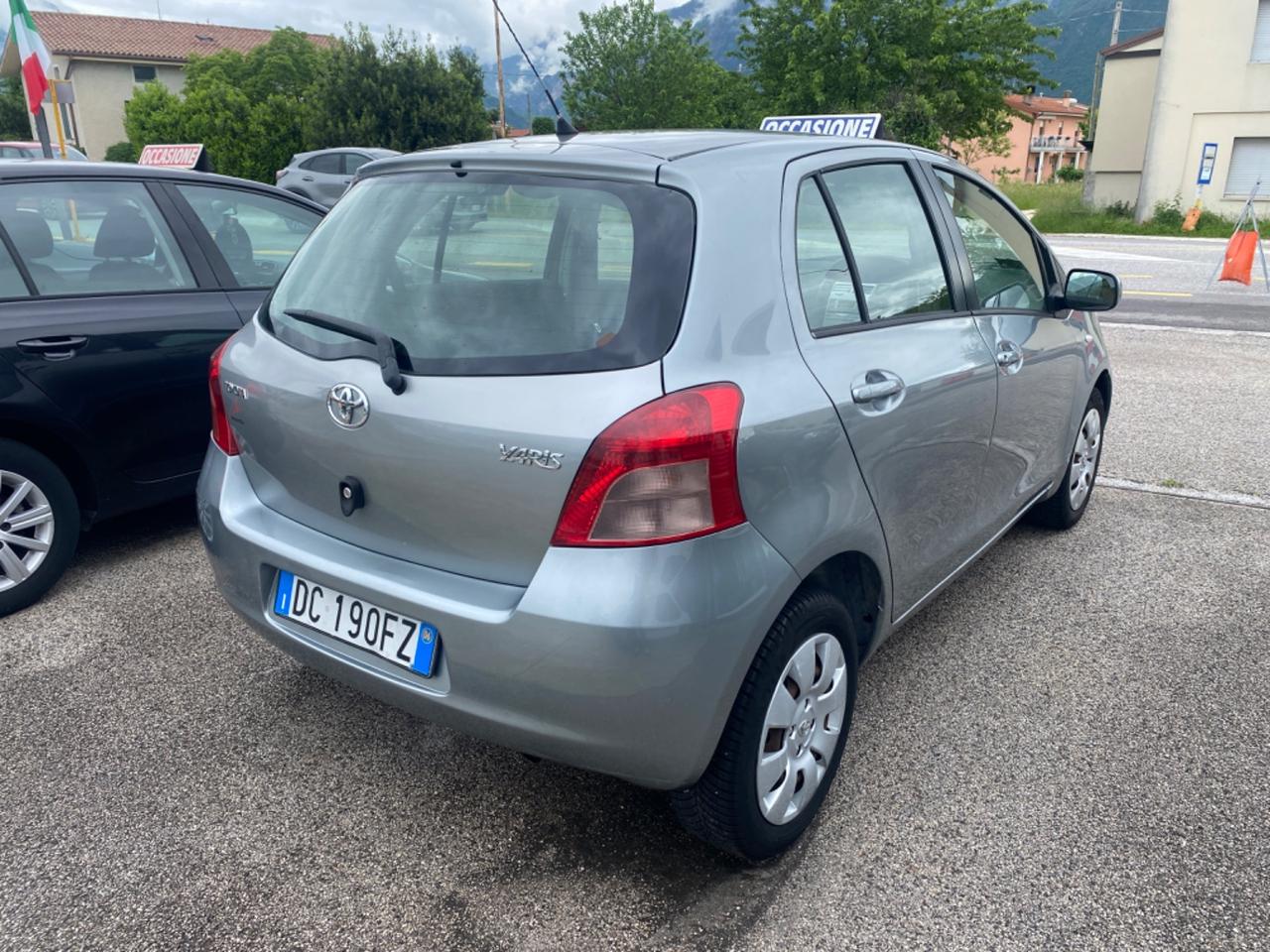 Toyota Yaris 1.0 5P per neo patentati
