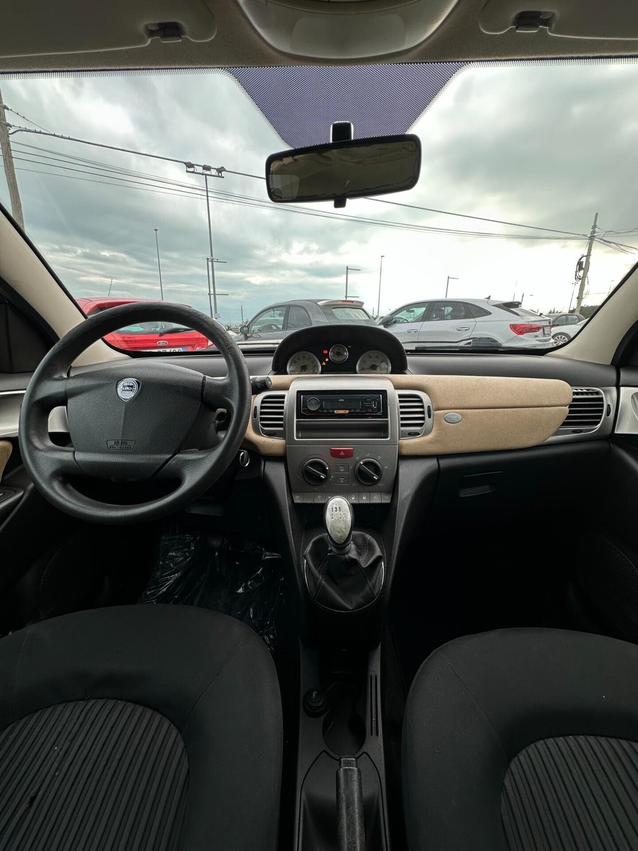 Lancia Ypsilon 1.4 16V Sport MomoDesign