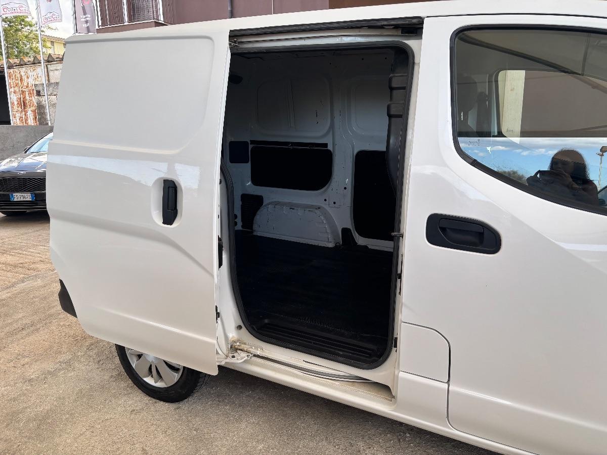 NISSAN NV200