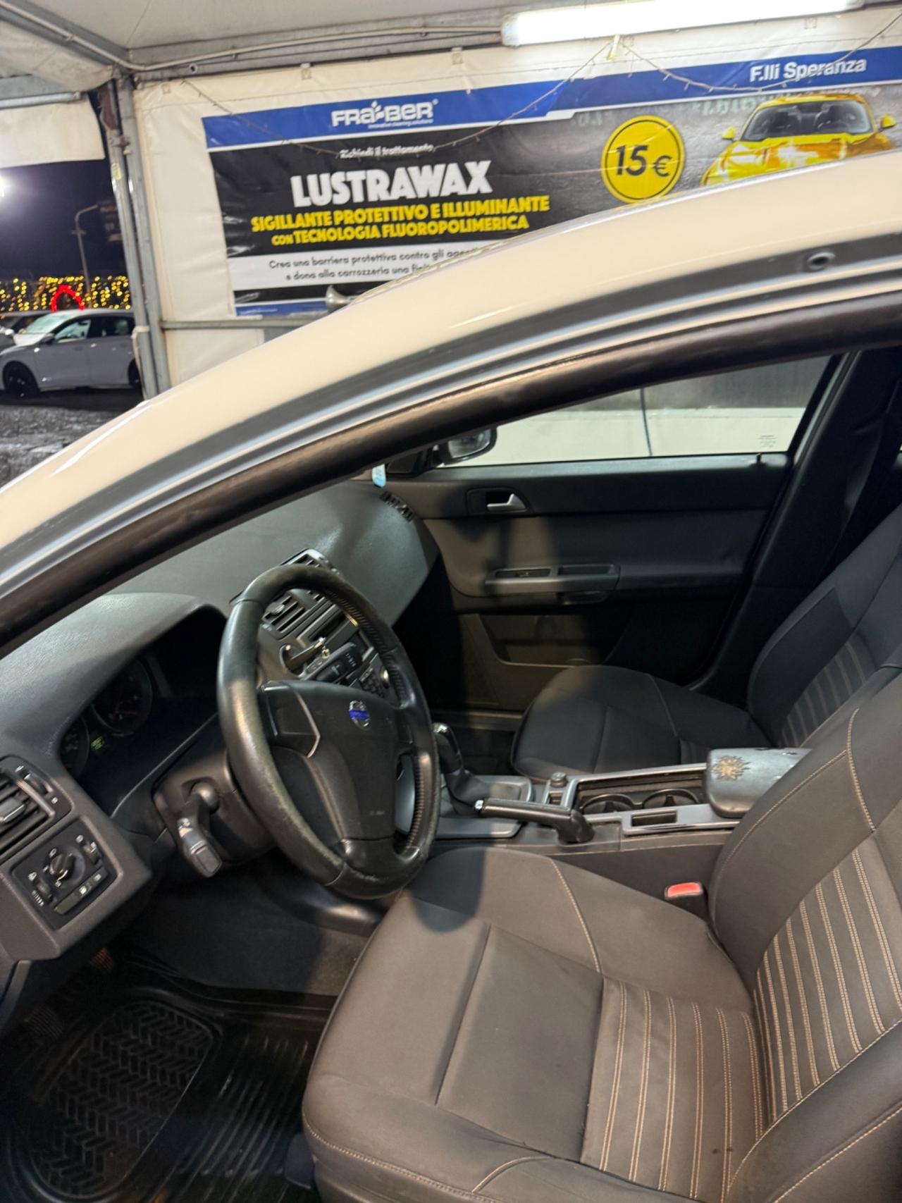 Volvo V50 D2 R-design