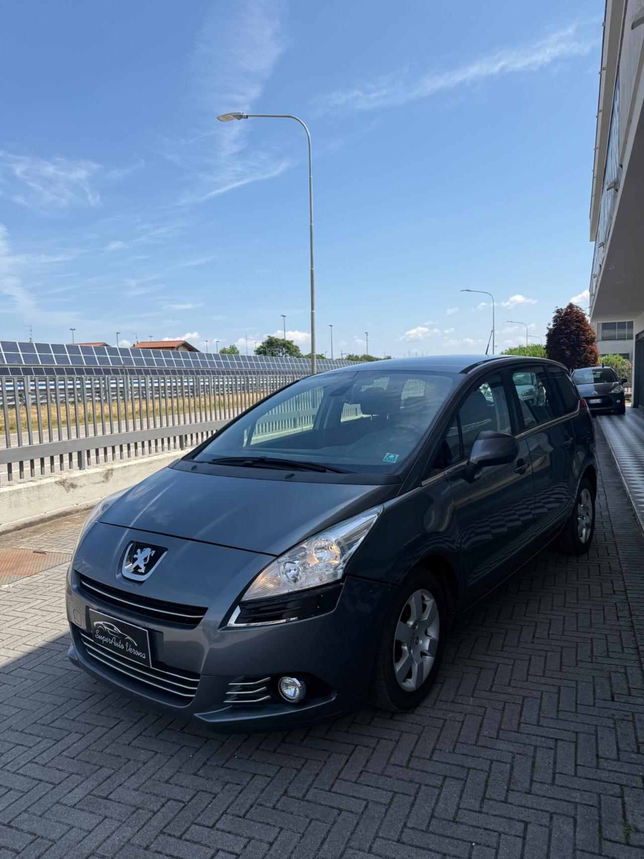 Peugeot 5008 1.6 e-HDi 112CV Stop&Start cambio robotizzato Féline