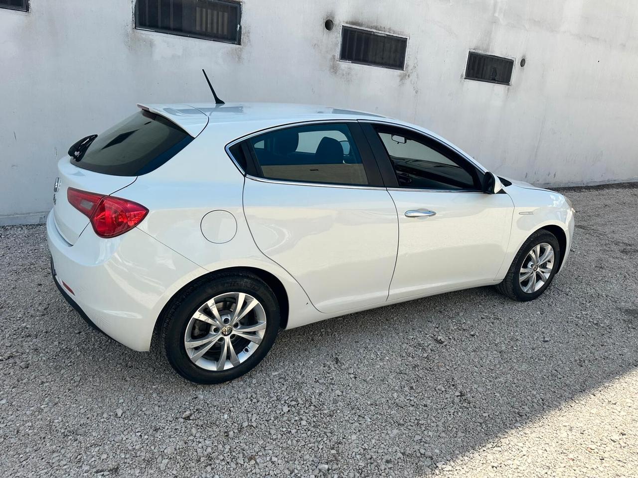 Alfa Romeo Giulietta 1.6 JTDm-2 105 CV Distinctive-2011