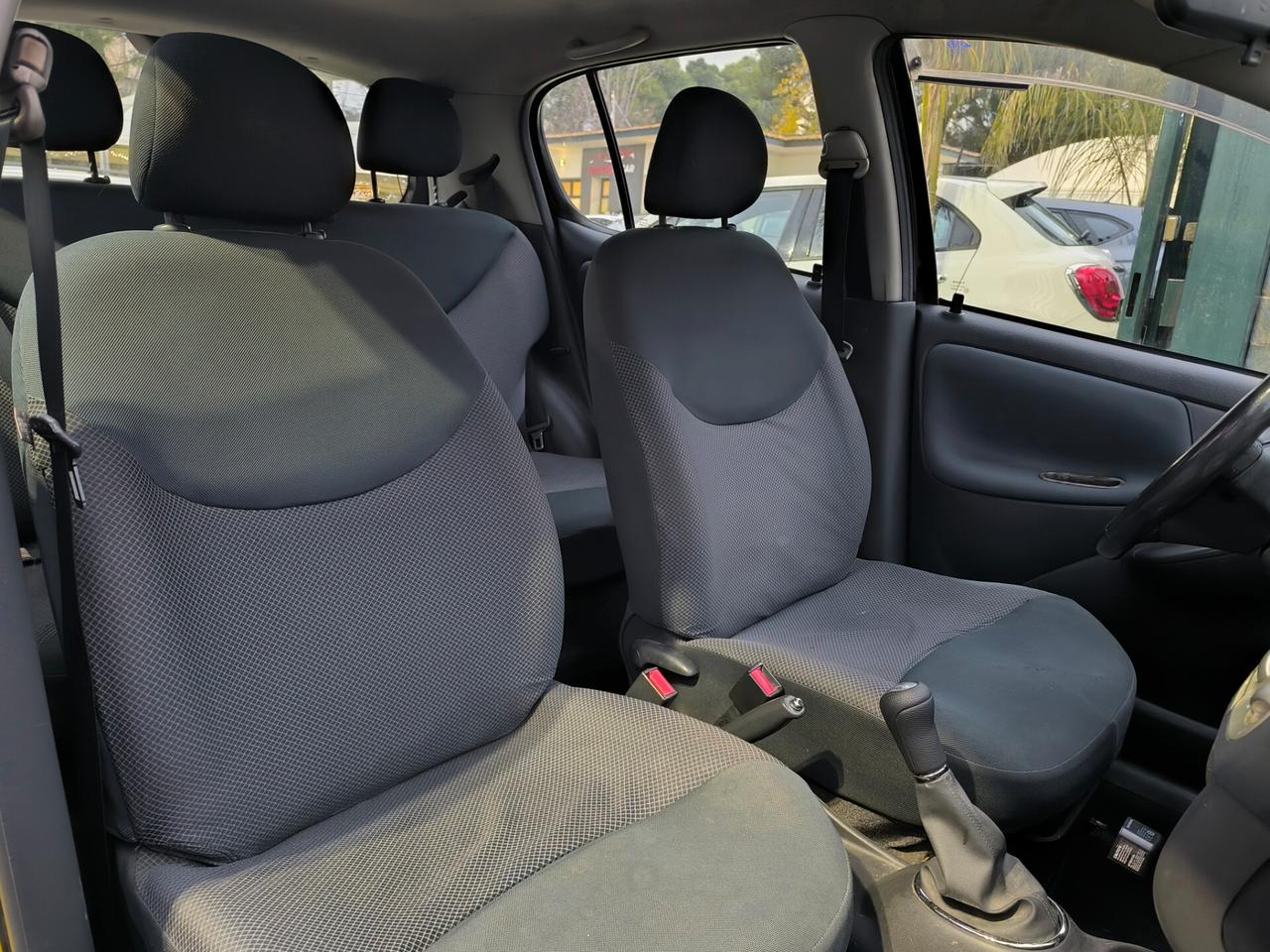 Toyota Yaris 1.0i 16V cat 5 porte Sol