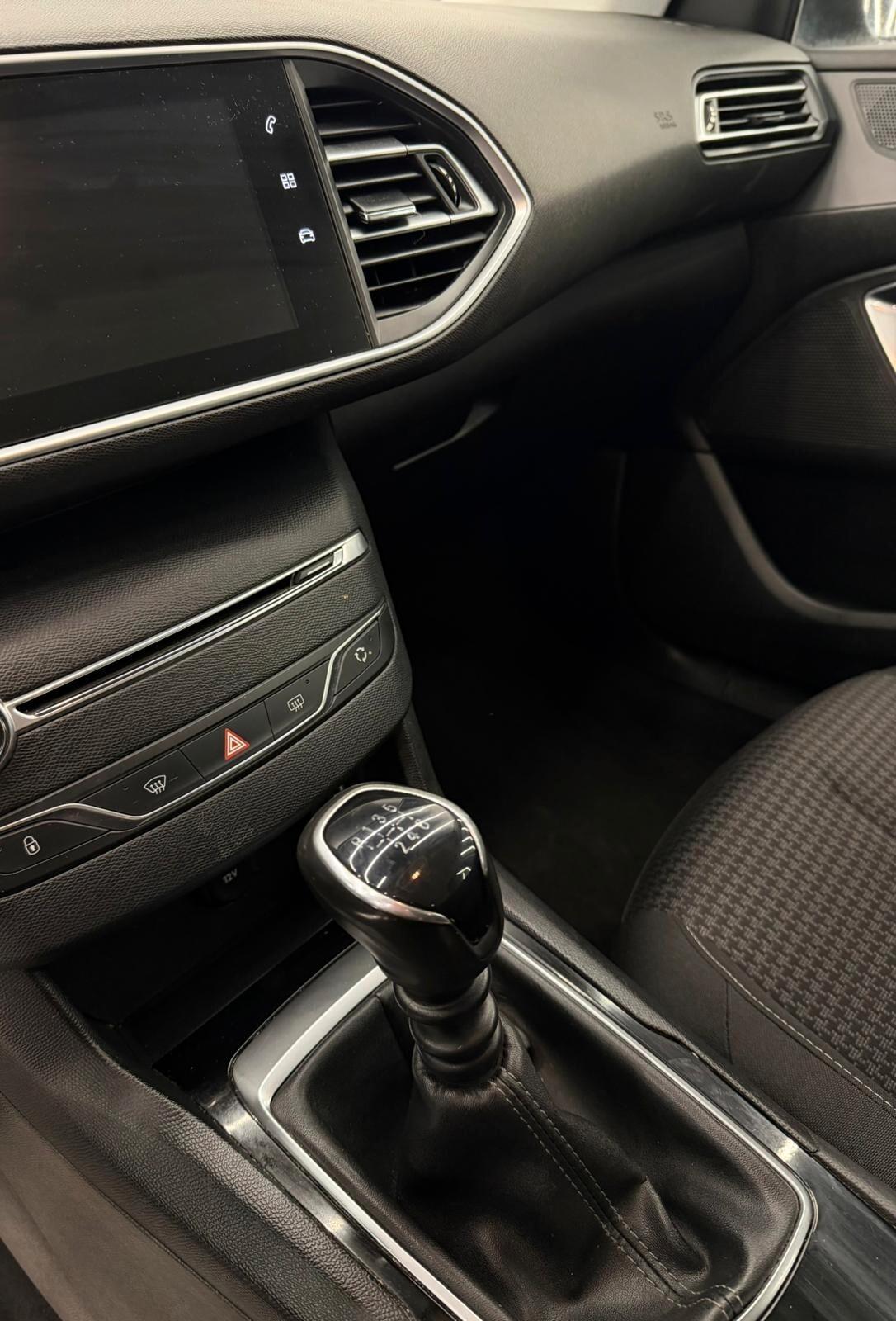 Peugeot 308 5P-1.5HDI-FULL OPTIONAL-KM CERTI-12 M GAR-PERMUTE