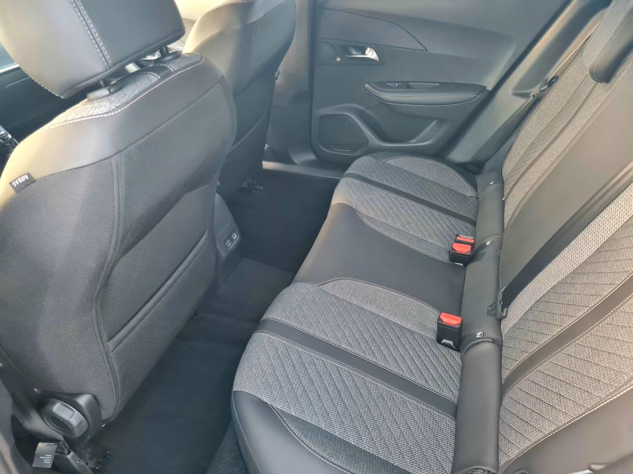 Peugeot 2008 PureTech 100 S&S Allure*NAVIGATORE*CARPLAY*