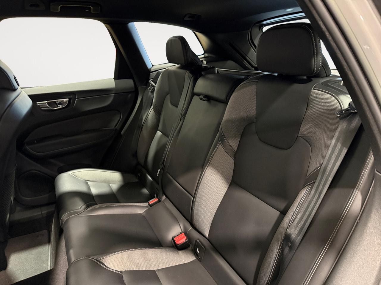 VOLVO XC60 2.0 b4 Momentum awd auto