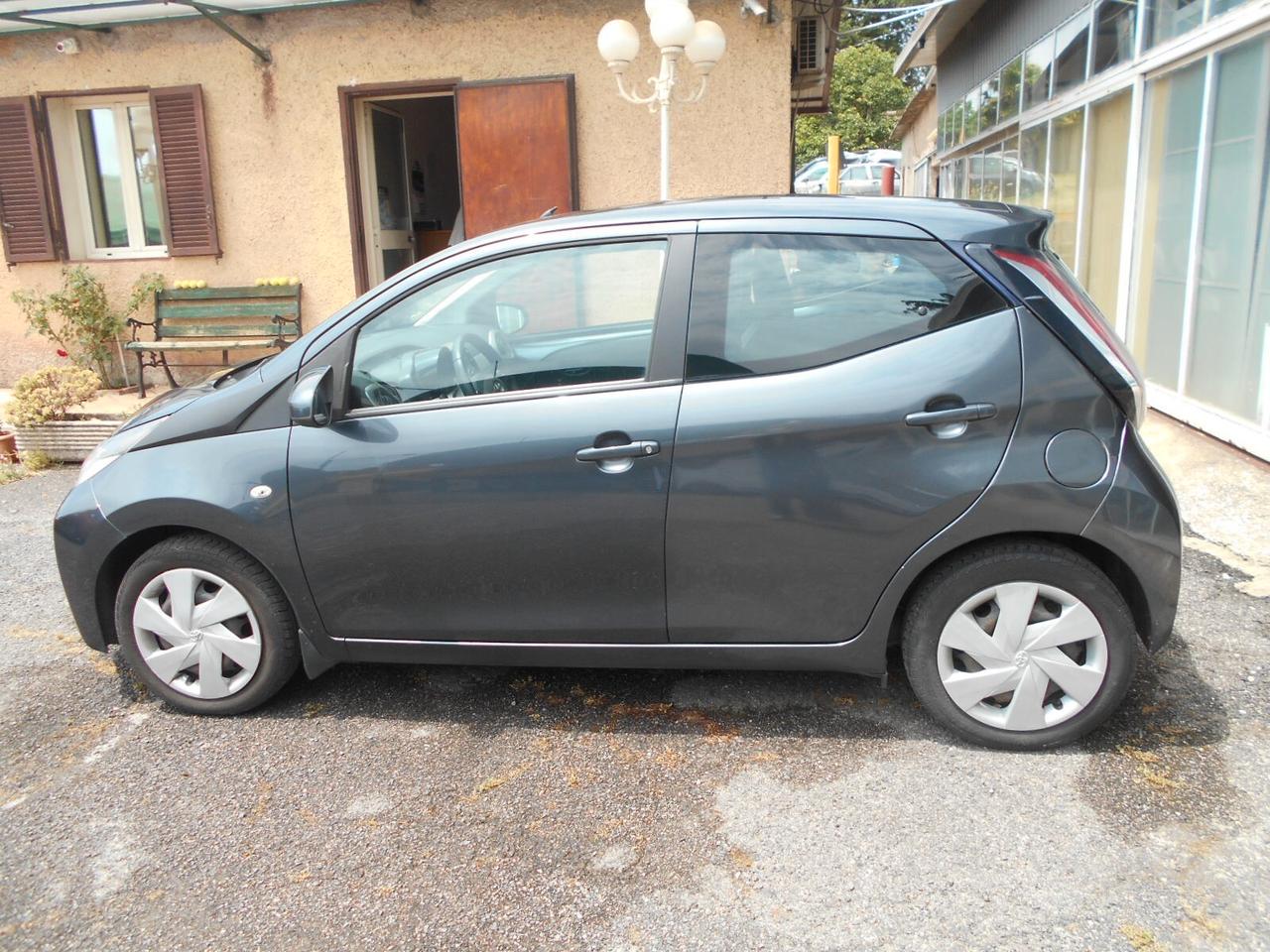 Toyota Aygo 1.0 5 porte Lounge Connect euro 5 neo patentati