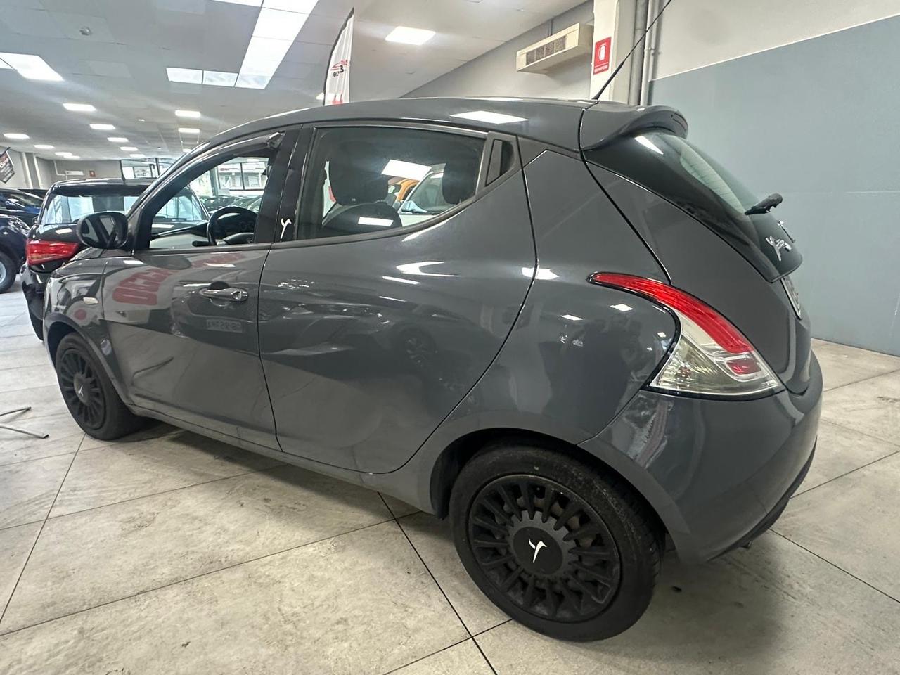Lancia Ypsilon 1.2 69 CV 5 porte Elle Ok Neopatentati
