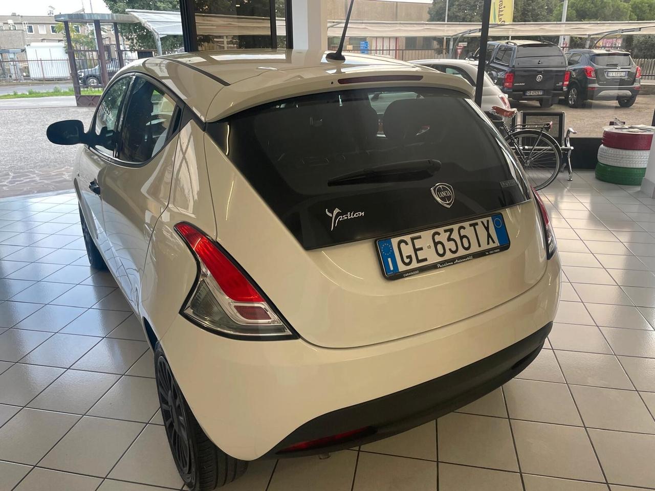 Lancia Ypsilon 1.0 FireFly 5 porte S&S Hybrid Ecochic Silver