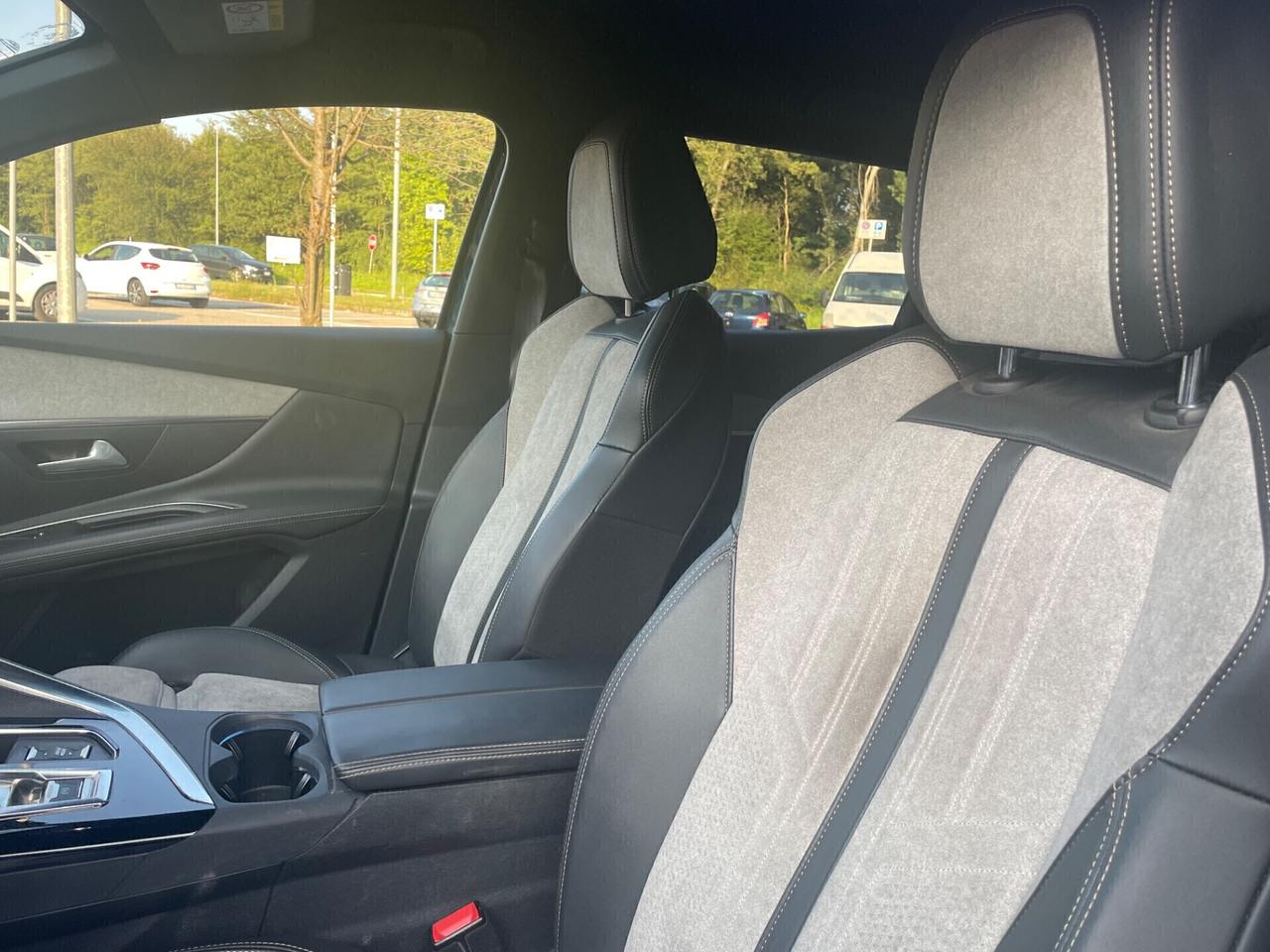 Peugeot 3008 Hybrid 225 *Automatik*Navi*Pelle*Full optional