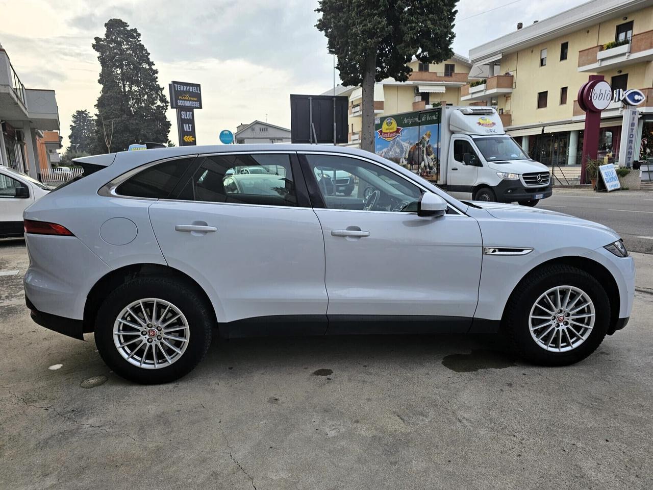Jaguar F-Pace 2.0 D 180 CV AWD aut. Pure