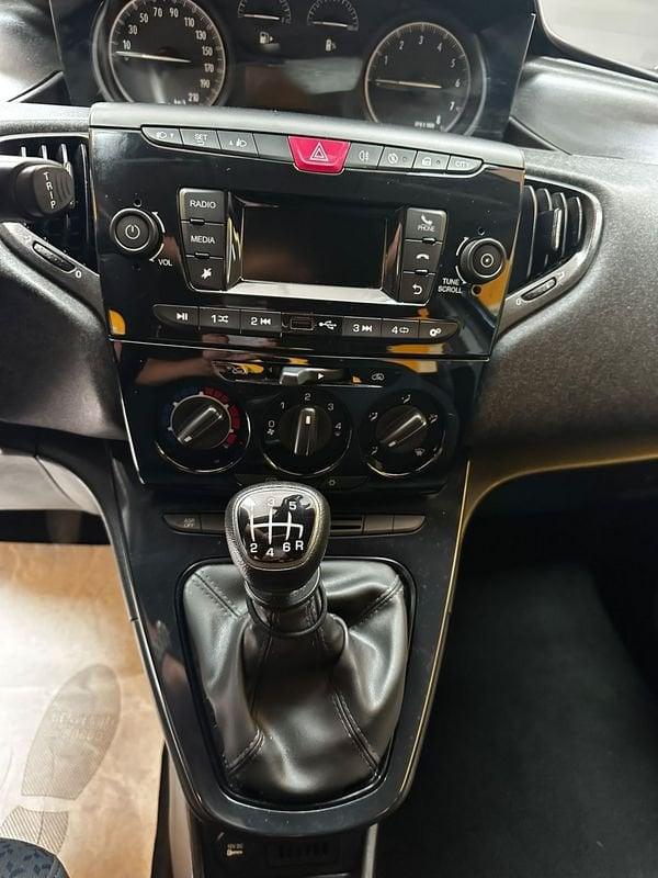 Lancia Ypsilon 1.0 FireFly 70cv Hybrid ALBERTA FERRETTI PREZZO VERO