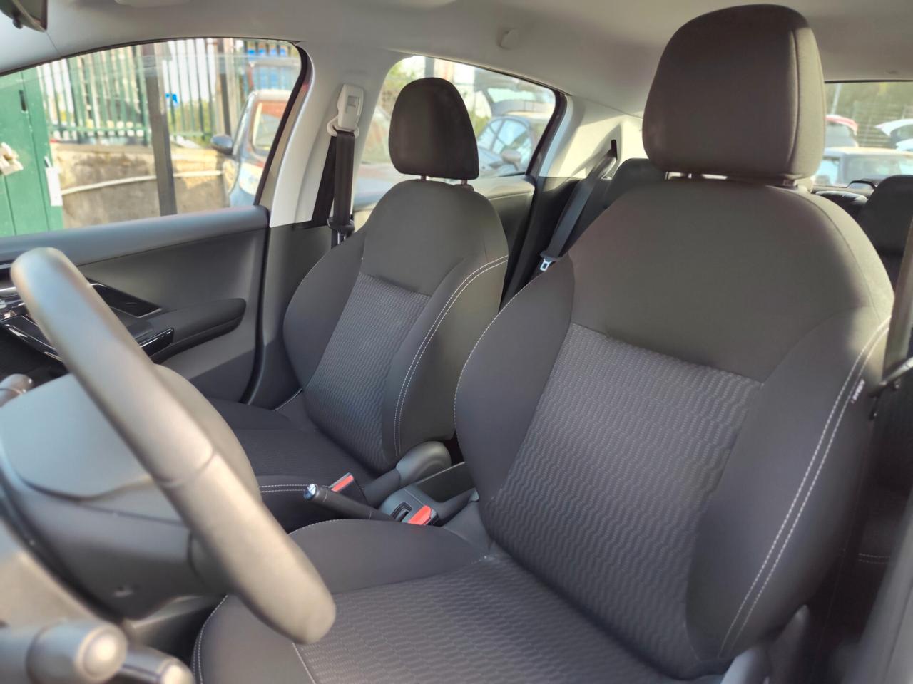 Peugeot 208 PureTech 82 5 porte Black Line