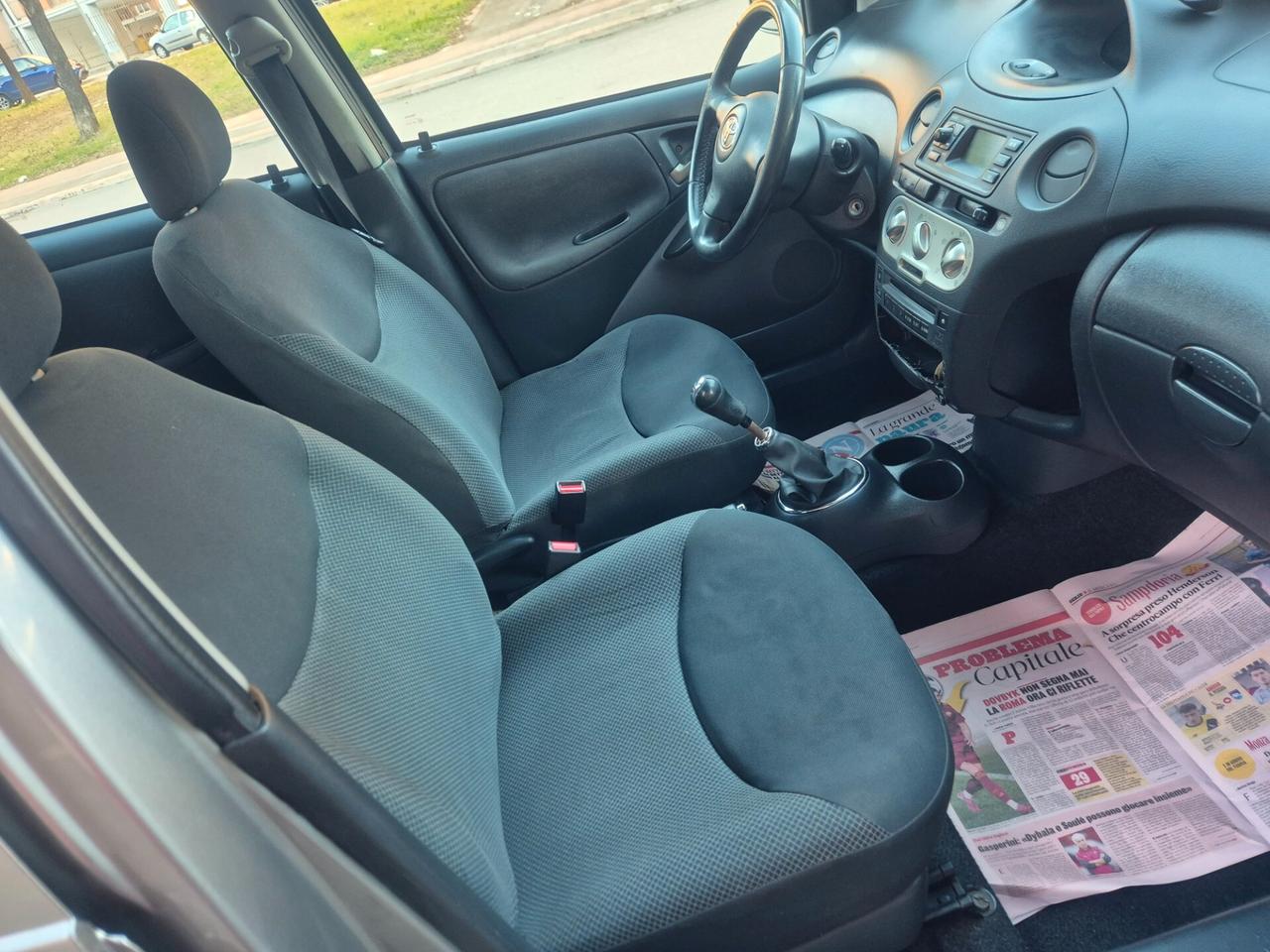 Toyota Yaris 1.0 benzina 68cv anno 05