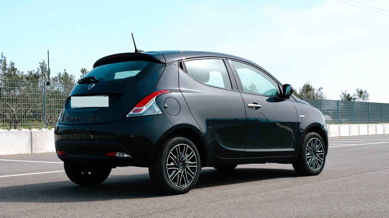 Lancia Ypsilon 1.0 FireFly 5 porte S&S Hybrid Alberta Ferretti