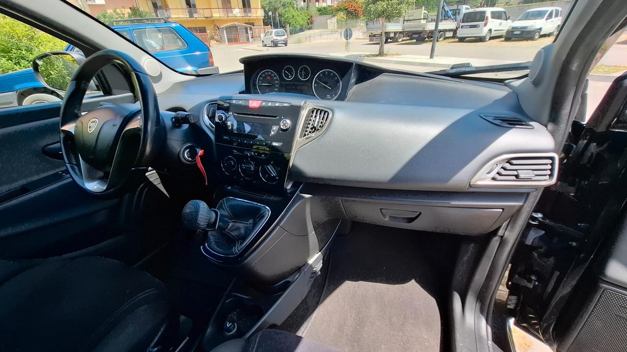 Lancia Ypsilon 0.9 TwinAir 85 CV 5 porte Metano Ecochic Silver