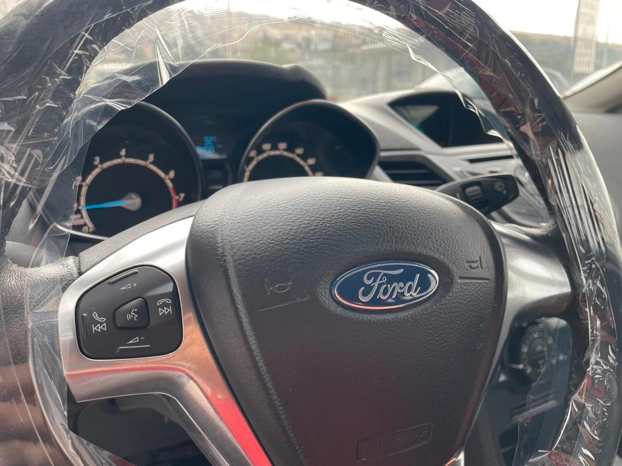 Ford Fiesta 1.2 5 porte Black & White Edition neopatentati