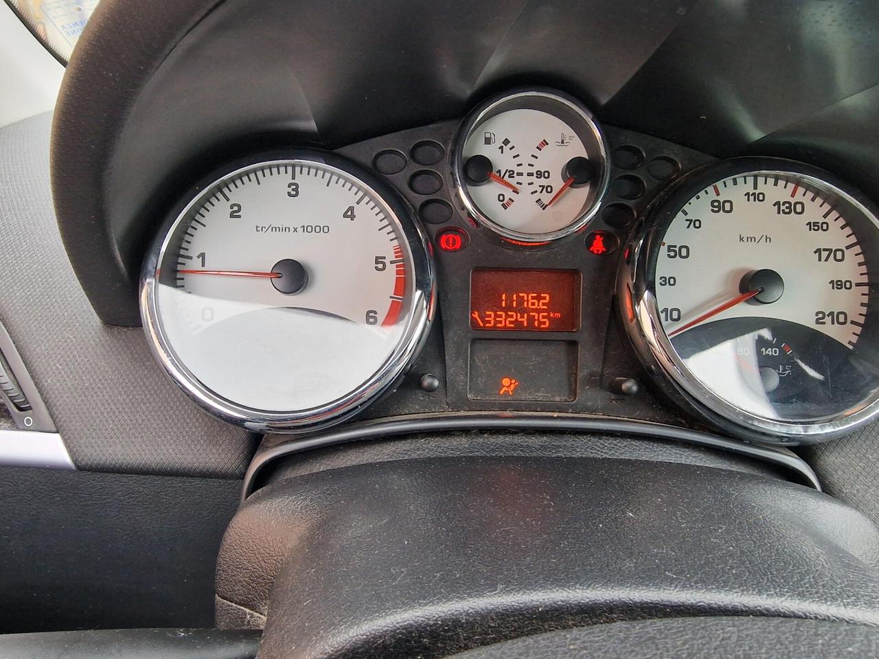 Peugeot 207 1.6 HDi 110CV CC Féline