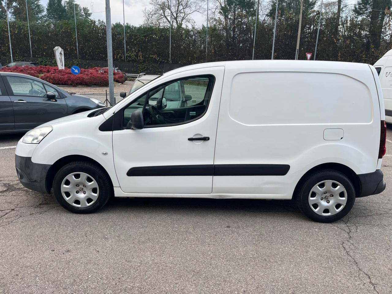 Peugeot Partner Autocarro/la portata:616KG/Euro5B con FAP/3Posti e 4Porte/